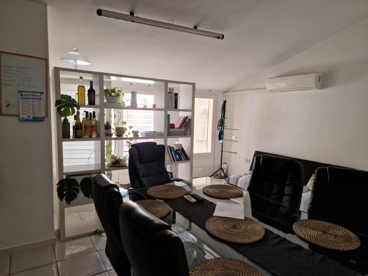 Appartamento Nella Piazza Centrale, Con Terrazza SantʼAntìoco Exterior foto